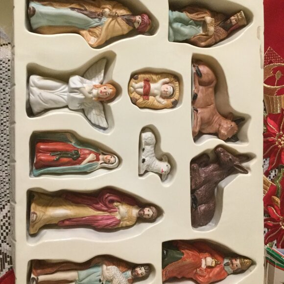 Vintage in original box porcelain Nativity set 11pc in amazing condition - Picture 2 of 5